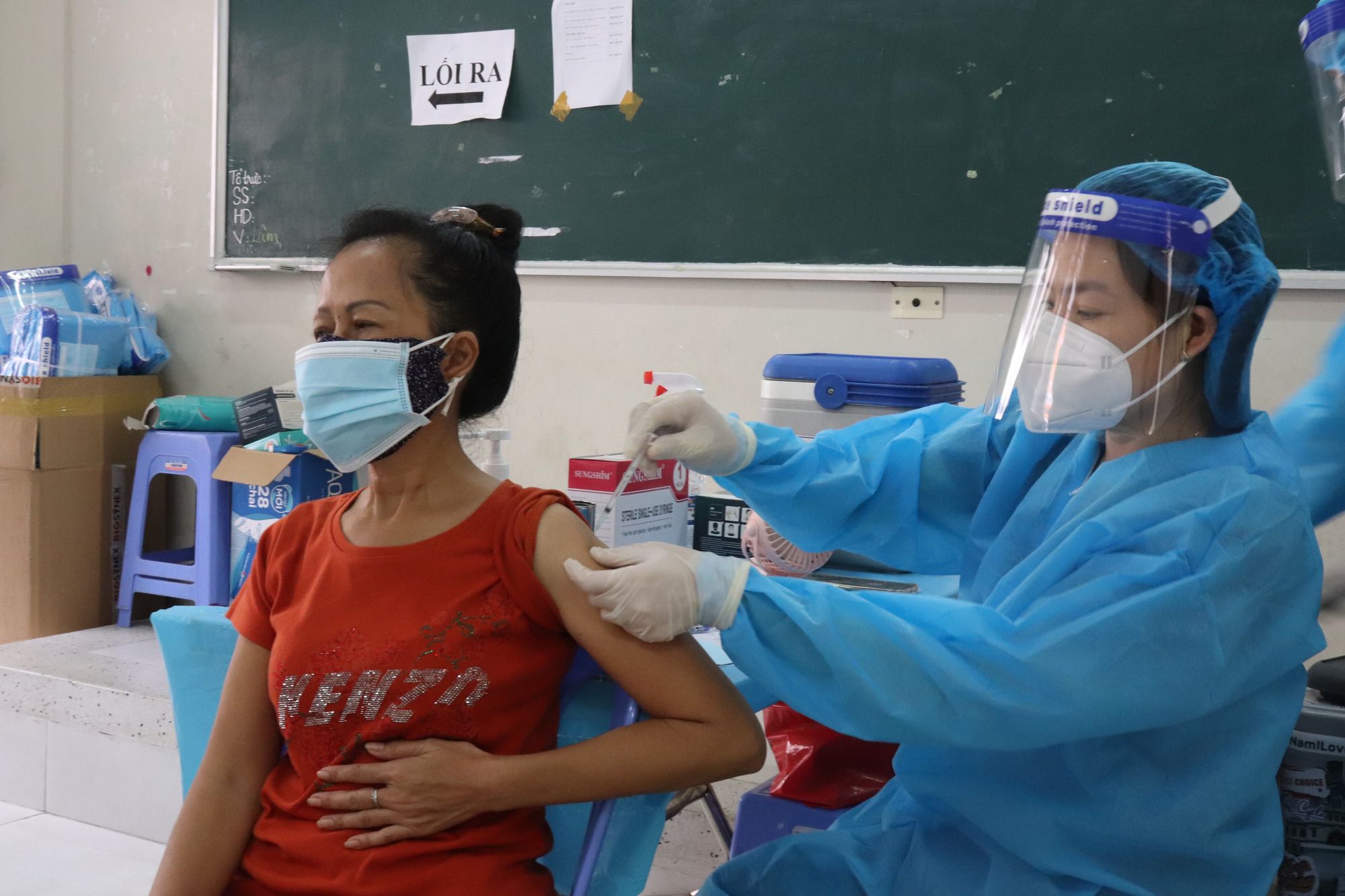 Ho Chi Minh City considers activating the campaign to protect people at risk due to COVID-19