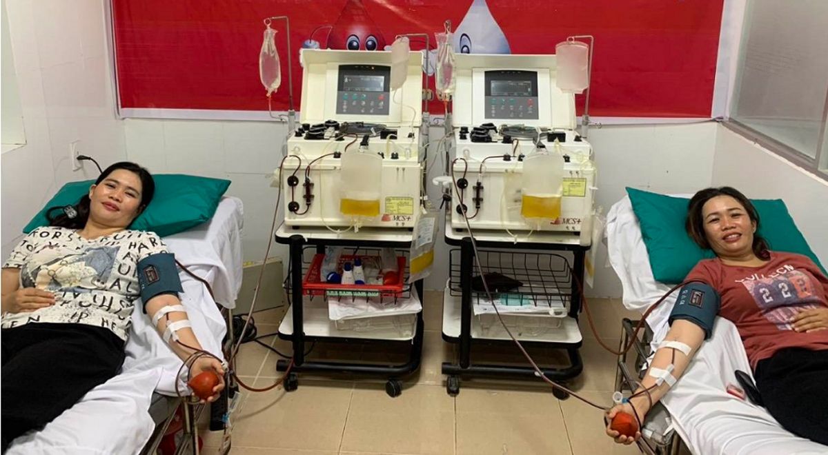 Two small traders donate rare blood to save people with dengue fever