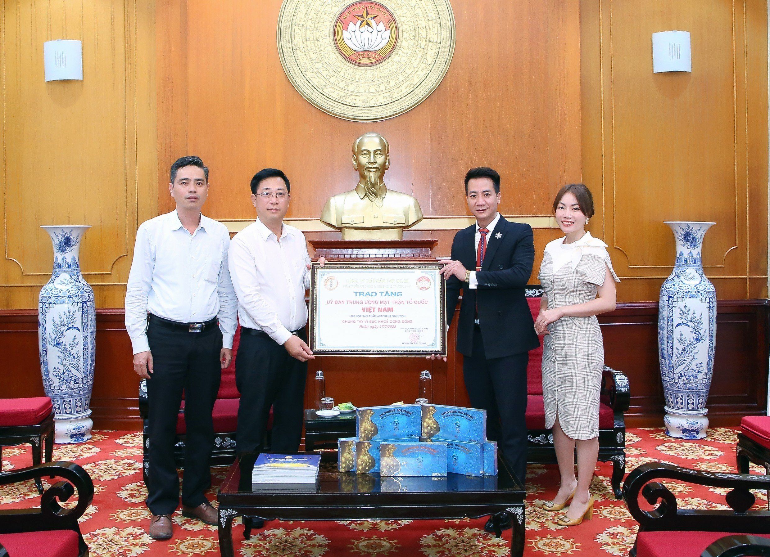 Awarding Antivirus Solution products on the 76th anniversary of War Invalids and Martyrs Day (July 27, 1974 - July 27, 2023) Central Committee of the Vietnam Fatherland Front